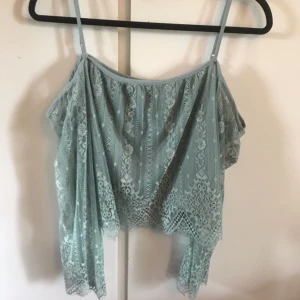  - Somrig topp som bara använts en gång. Köparen står för frakt 💕