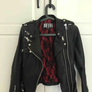  - Äkta jofama jacka by Kenza! Köptes för 3999kr och säljer för 1800kr, sparsamt använd dvs så gott som ny! Frakt tillkommer! 