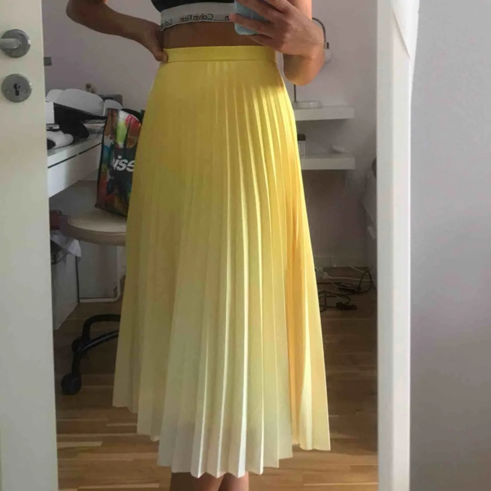 gul plisserad kjol från zara. Kjolar.