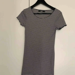  - Jag säljer min randiga klänning från bik bok, i strl S och pris 100kr, kan frakta men du får betala frakten själv (63kr), annars möts jag upp i Stockholm, betalning sker via swish, hoppas det är något för dig!☺️