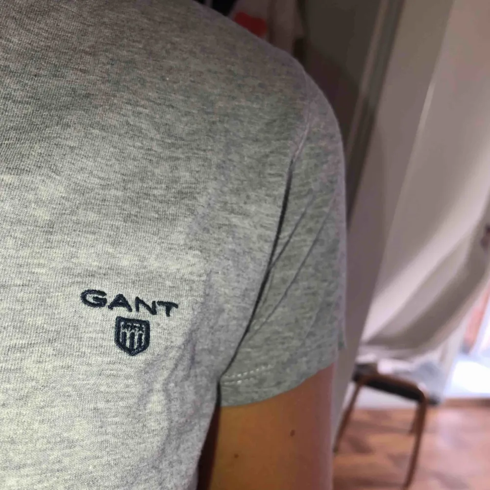 Oanvänd tshirt från GANT, superskön och snygg! Storlek Small. Frakt tillkommer. T-shirts.