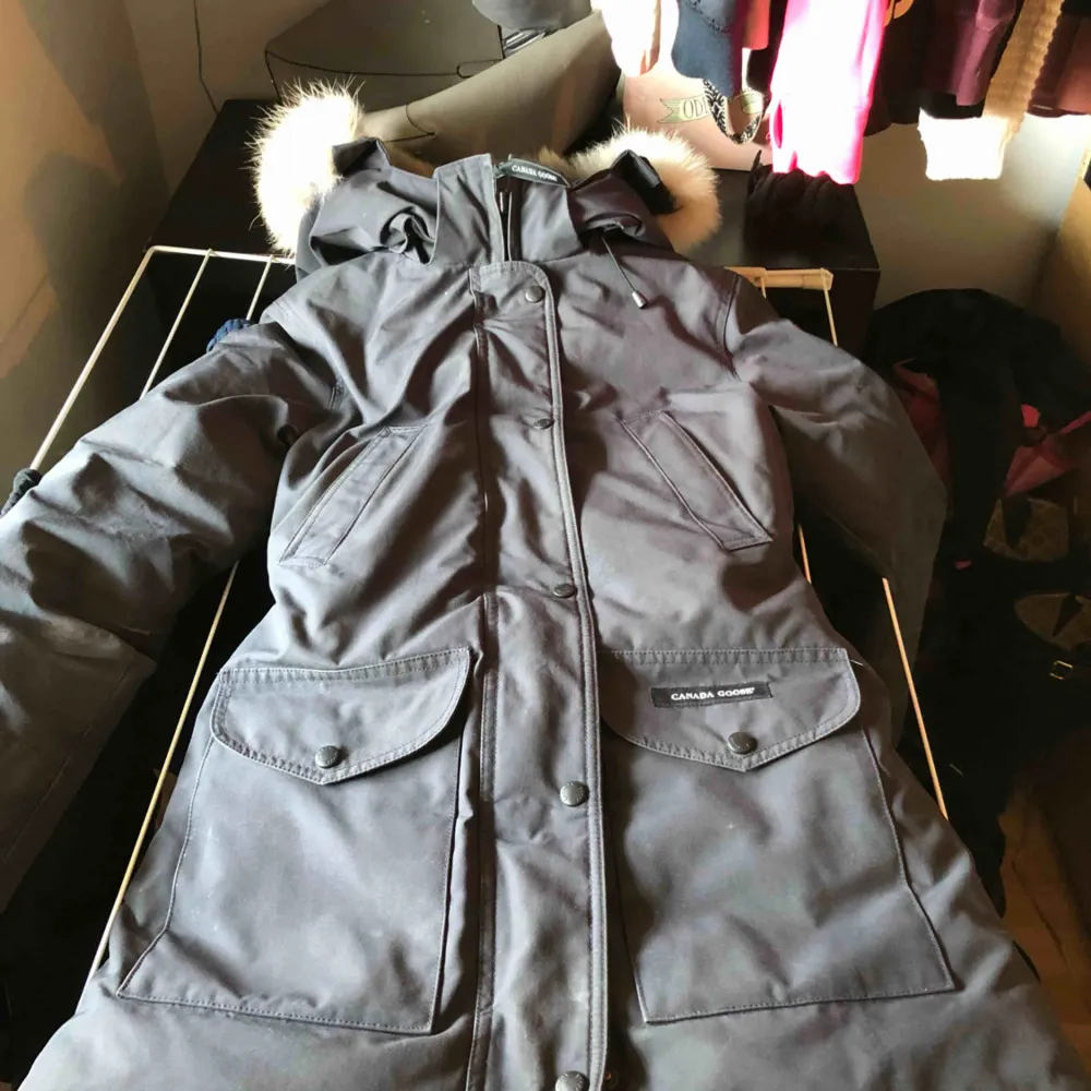 säljer min canada goose jacka, inprincip ny då jag bara använt den under 2019. modell trillium i färgen navy men den är mer som svart/grå. kan gå ner i pris, kan även fixa bättre bilder om någon är intresserad. Jackor.