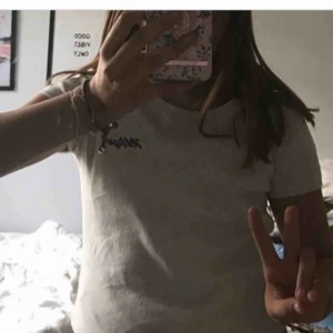  - Hilfiger tisha köpt för 30 dollar, storlek xs men är stretchig så passar m och s också