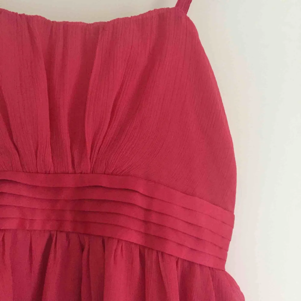Rosa klänning med justerbara axelband.  📬 Frakt 54 kr. Klänningar.