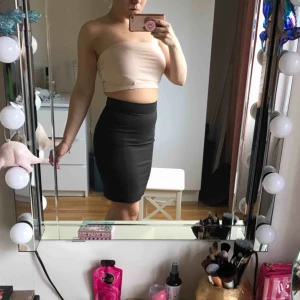  - Pennkjol med dragkedja på ryggen. Ger en väldigt smickrande passform, men är dessvärre för liten för mig och gör sig därmed inte lika väl på bild. 61% Bomull, 34% Polyester, 5% Elastan. ✨Köp 3, betala för 2✨