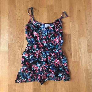  - Säljer denna urgulliga jumpsuit med blommor på i storlek XS. Möta upp i Linköping annars står köparen för frakten Frakt 50kr