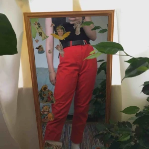  - ljusröda mom jeans från monki, knappt använda🧚‍♂️ storlek 28, passar mig som oftast har medium eller small. kan mötas upp i sthlm eller frakta (köparen står för fraktkostnad)