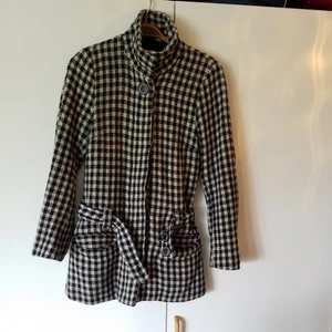  - Varm jacka med hög krage och skärp