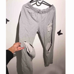  - Ett par champion mjukisar. Står storlek L men skulle säga S/XS. Köparen står för frakt eller så kan jag mötas i uppsala ❤️