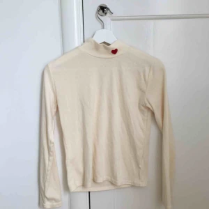  - Supergullig tröja från SoAestheticShop.com. Det står ingen storlek men jag skulle säga S, men att den även passar mindre storlekar. Köparen står för frakt.