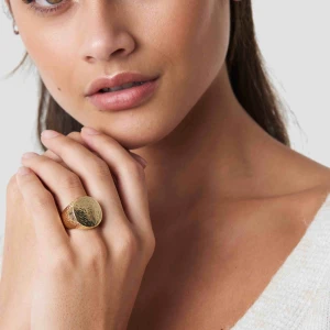  - Tjock och rund ring från nakd i guldfärg. Använd cirka 2 ggr så den är precis som ny. Nypris 120kr