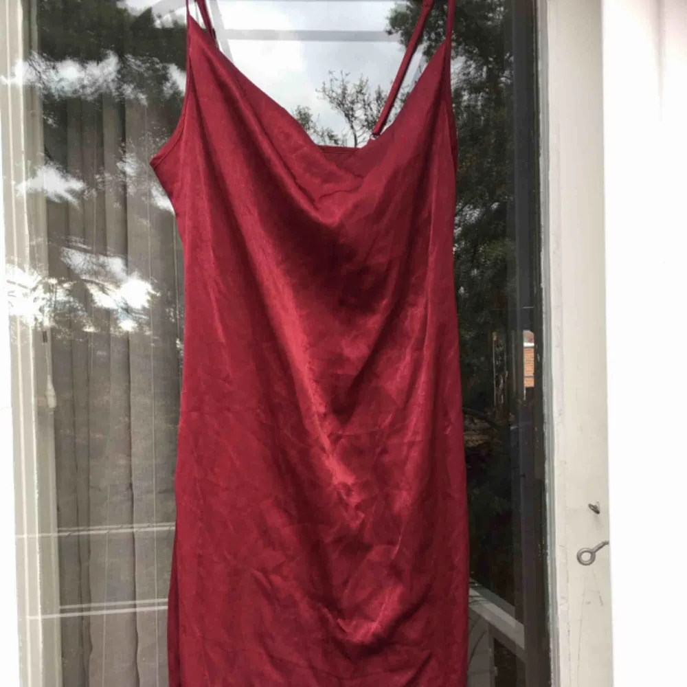 Röd silkig klänning från hannalicious x na-kd, storlek 36. Frakt på 40 kr tillkommer :) hör endast av er om ni faktiskt är intresserade av att köpa tack! . Klänningar.