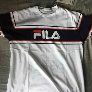  - Helt ny fila T-shirt storlek medium som är för liten för mig, köptes för 250kr på boozt, säljs för 175kr.