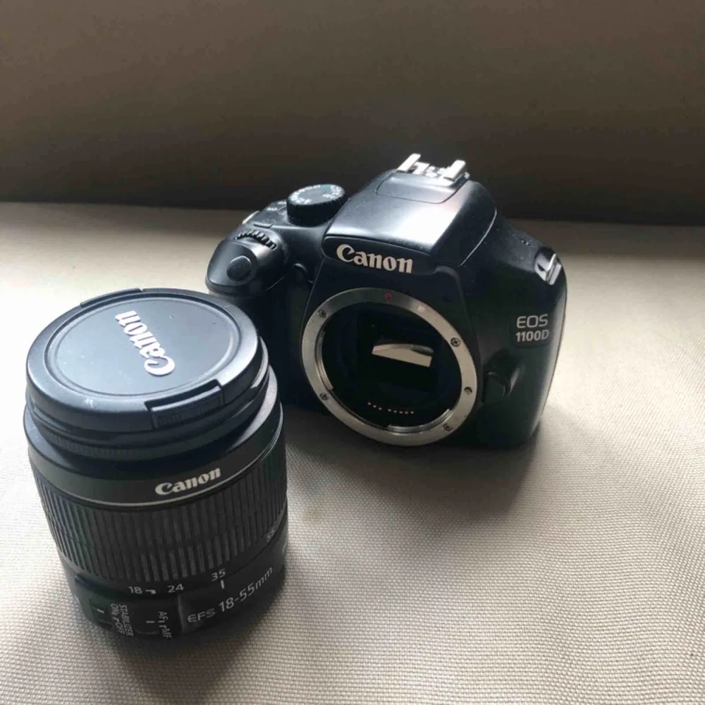Canon EOS 1100D digital kamera med tillhörande objektiv och laddare. köpt för något år sedan för 4290 kronor. den fungerar utan problem och bilderna blir riktigt bra.. Övrigt.