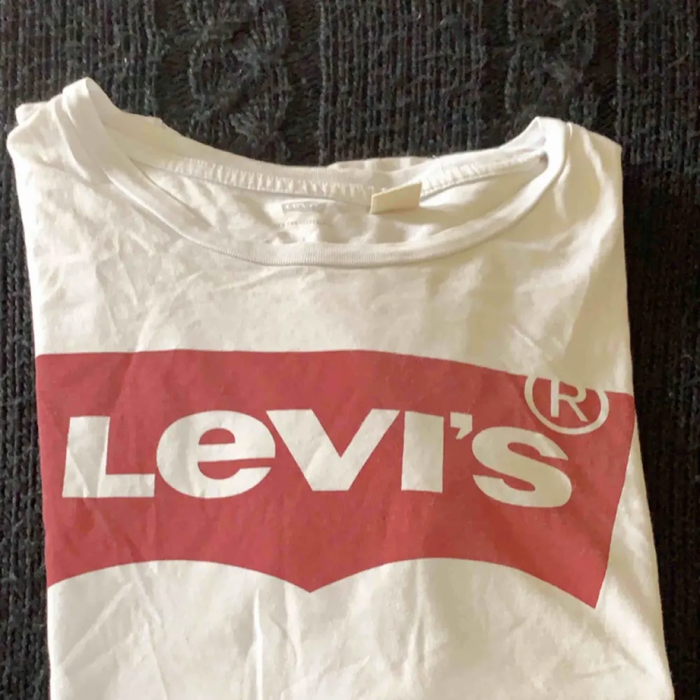 En Levis tröja köpt för 250 några år sen, storlek L passar som en M med, säljes pga att jag ej använder den. 45kronor+frakt. T-shirts.