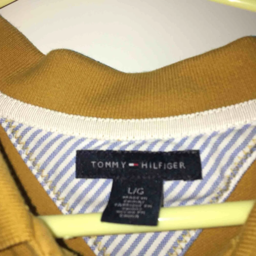 En gul vintage piké från Tommy Hilfiger. Storlek L men känns som S/M🌺 . Toppar.