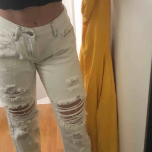  - Säljer dessa coola slitna jeans från Kendall & Kylie, de är stora i storleken💙 jättefina!! Säljer pga för stora och kommer ej till användning