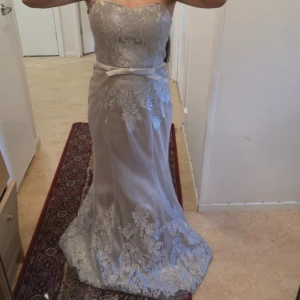  - Festklänning i storlek 38 använd ett fåtal gånger men är i fint skick 