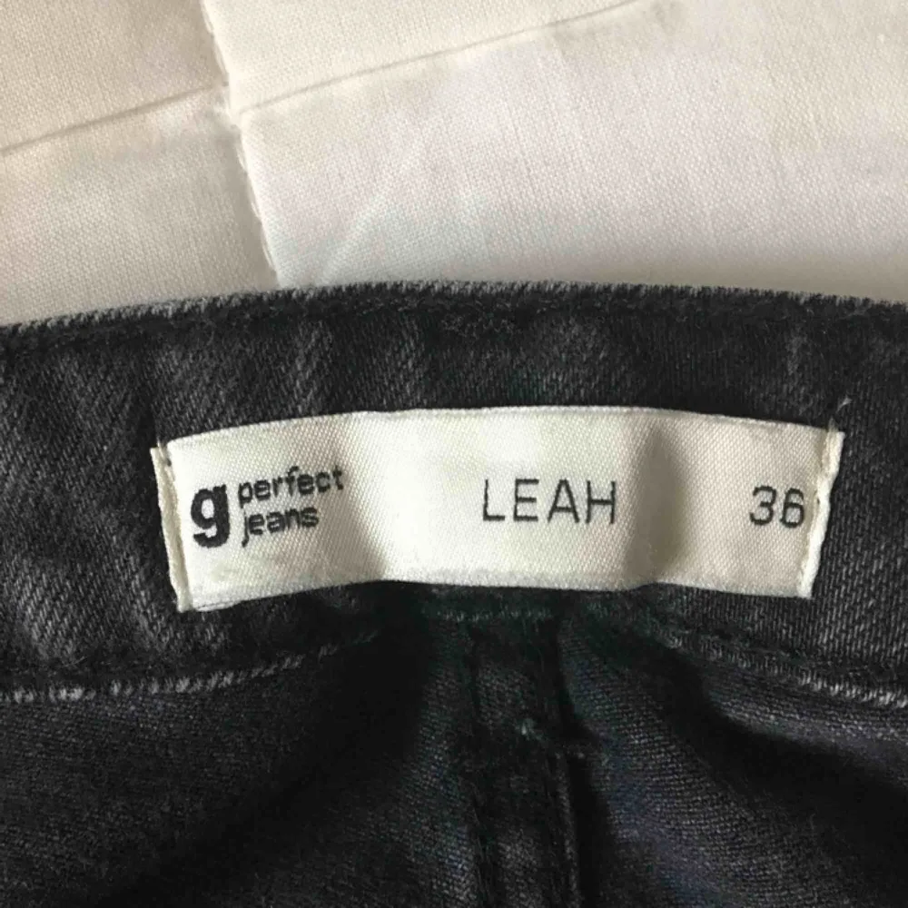 Finaste mom jeansen från Gina Tricot i modellen ”Leah”! Mycket väl använda men därav mycket ingådda och super sköna!🥰 Nypris: 400-500kr. Jeans & Byxor.