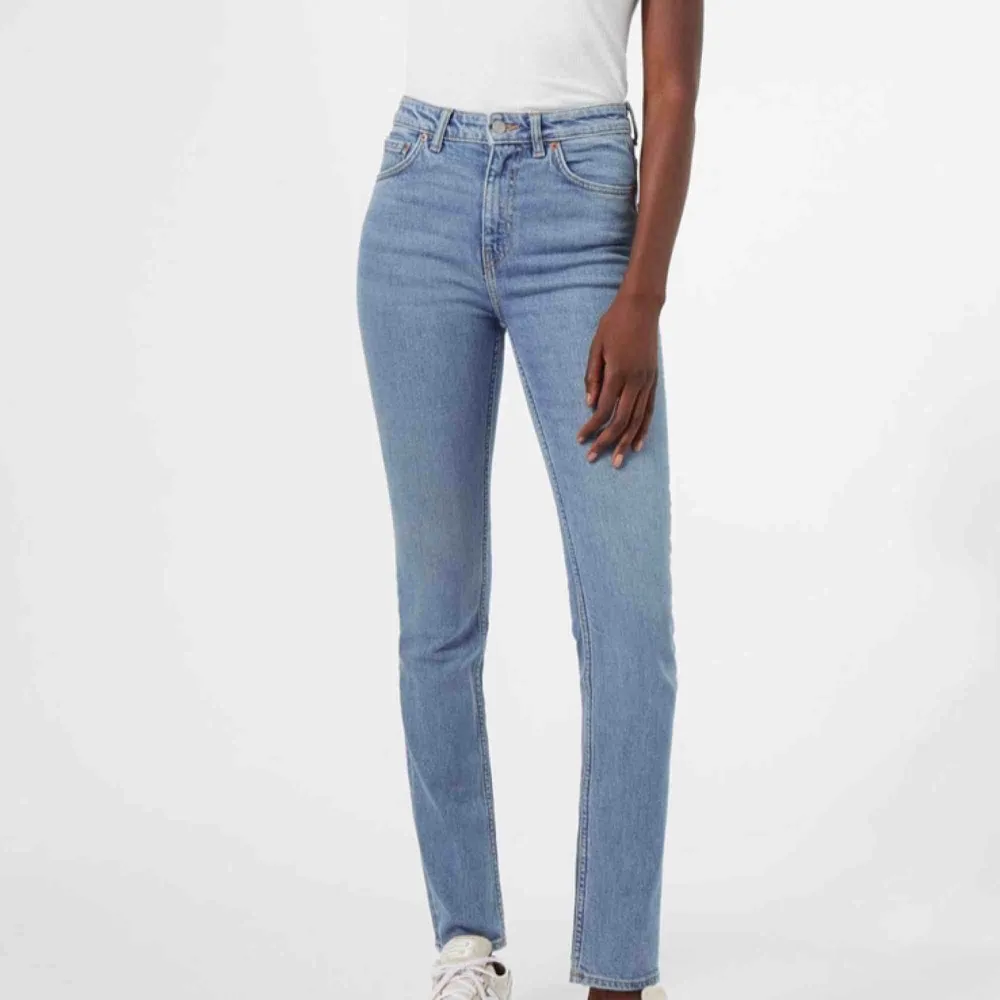 Säjer ett par jeans från weekday (way) i färgen swiss blue. De är i bra skick. Midjan är storlek 27, längden 30. ✨🧚🏼‍♀️. Jeans & Byxor.