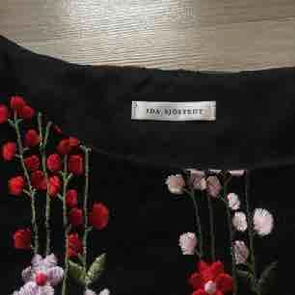 Broderad blus från Ida Sjöstedt. Två lager, det övre är i mesh-tyg och under ett lager foder. Perfekt skick! Skulle tro att den passar XS-M Kan frakta (då tillkommer fraktkostnad) eller mötas upp i Stockholm. Toppar.