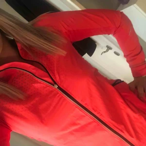  - Snygg träningsjacka i bra skick  Priset är inkl frakt ☺️