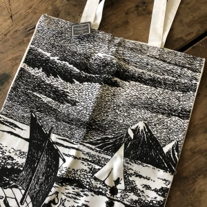  - Moomin ”Sailing” tote med tag kvar.