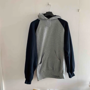  - Mysig hoodie i strl L Frakt ingår ej