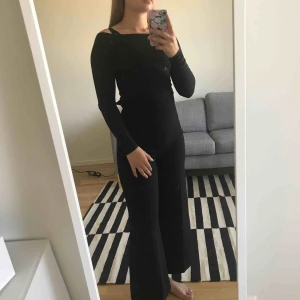  - Offshoulder topp  Skick: Fint Färg: Svart Storlek: XS Märke: Nelly  Köparen står för frakt Swish finns