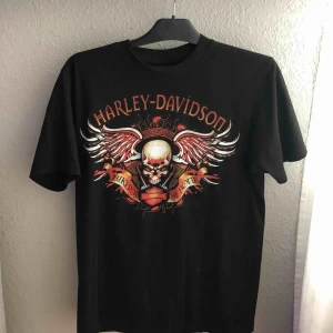  - Helt ny Harley Davidson tröja bara testad för denna bild.