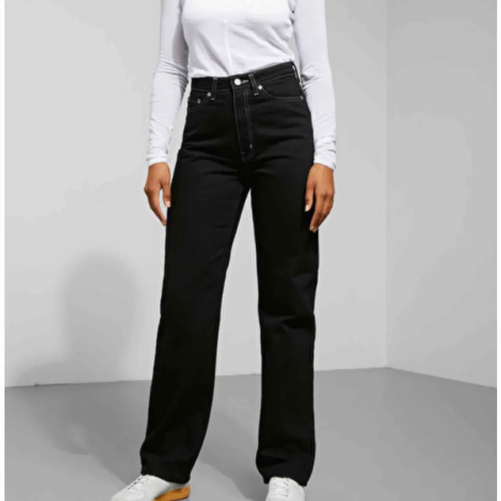 ett par svarta jeans med vita sömmar från weekday, jättesnygga och super bekväma. Kan skicka flera bilder. 390 inklusive frakt . Jeans & Byxor.