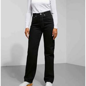 ett par svarta jeans med vita sömmar från weekday, jättesnygga och super bekväma. Kan skicka flera bilder. 390 inklusive frakt 