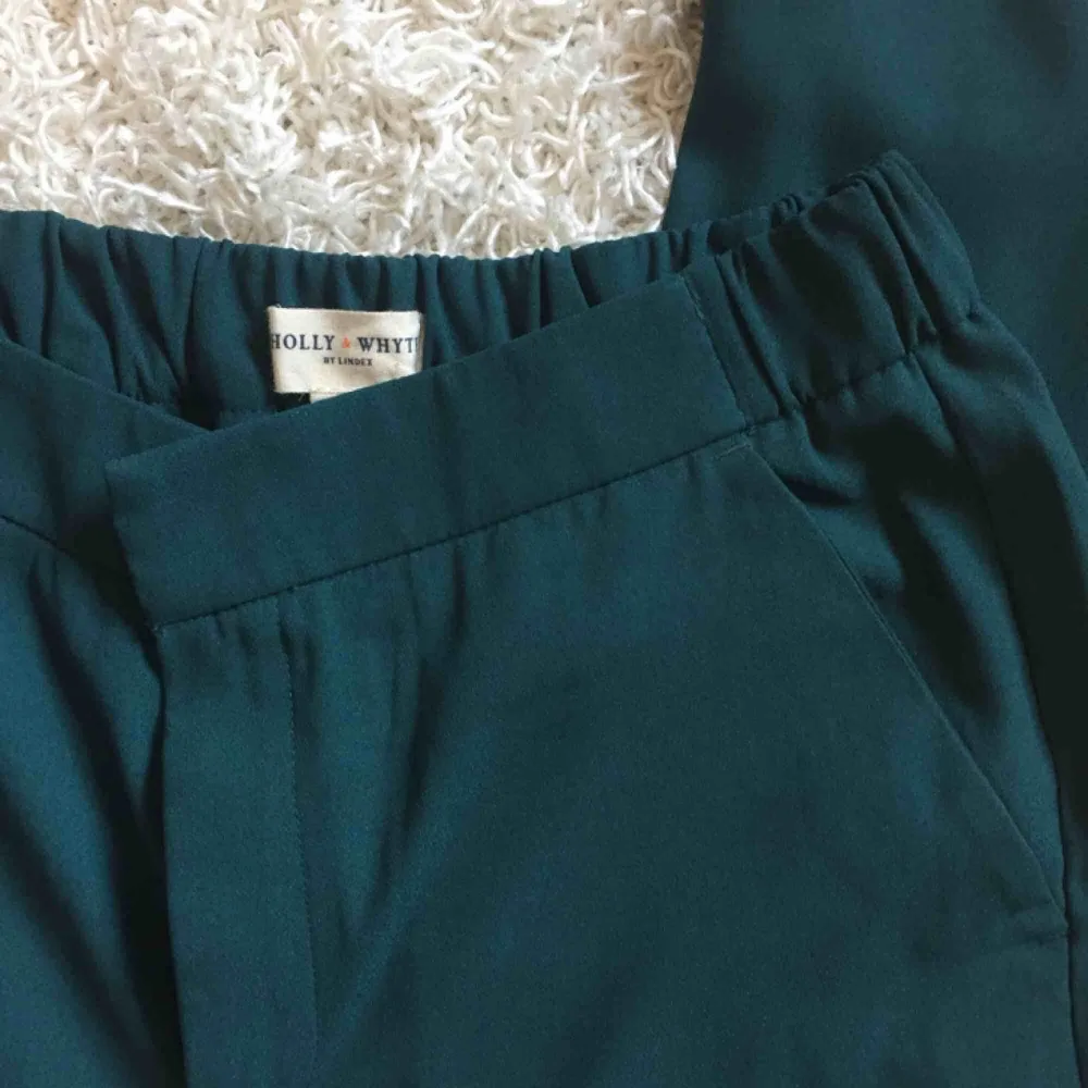 Skitsnygga gröna byxor från Holly & Whyte. Aldrig använda! Perfekta kombon av kostymbyxor och mjukisar, så passar allt från att ha till kontoret eller en sväng på stan. Resår i midjan för bekväm passform 🤩  📬 Frakt 54 kr. Jeans & Byxor.