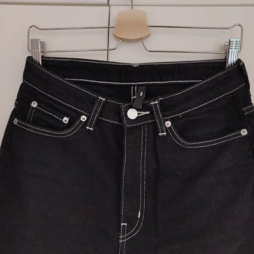 I princip nya Row jeans från Weekday Säljer pga jag har EXTREMT långa ben (är 181 cm) och önska att de var mer oversize :/  Säljer ett par liknande fast i jeans färg     Finns inga dumma frågor, så våga fråga :)    Har massor av annonser ute så kolla in, jag samfraktar gärna!   Fraktar spårbart om så önskas, kan också mötas upp i Stockholm . Jeans & Byxor.