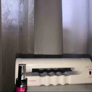  - UV-LAMPA för gellnagellack. Enkel att använda. Endast använt 2 gånger, så gott som ny.  Laddare medföljer. 