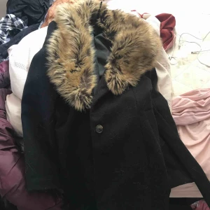  - Snygg kappa , passar bra ,använd 2 gånger , hänger barq o blir inte använd bättre någon annan har användning för den:)