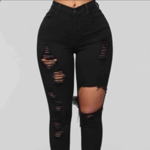  - Svarta jeans med slitningar från Fashion Nova. Gjord av ett jegging material så de är väldigt stretchiga 