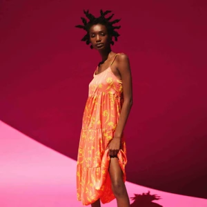  - Helt ny sommarklänning från Zara med prislapp kvar! Superfin och modern! Nypris: 400kr. Frakt tillkommer :) 