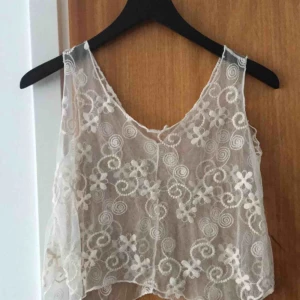  - Fin spetsig linne som man kan ha på klänningar. Ingen storlek på. Antar att det passar alla.