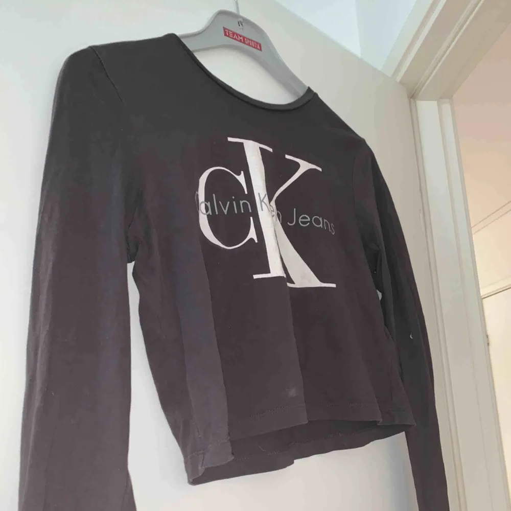 Säljer min Calvin Klein tröja som är i storleken L fast är rätt kort så jag tror att det ska va en magtröja egentligen fast jag har den som en vanlig:) Köparen står för frakten . Toppar.