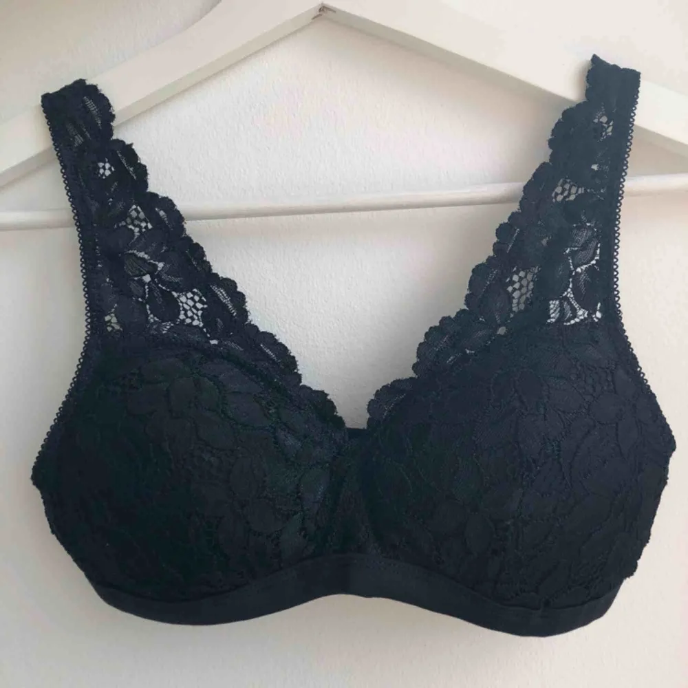 Jättefin bralette/bh från Cubus! Aldrig använd pga jag har en likadan. Nypris 129kr. 40kr + frakt! Betalning via swish!💕. Övrigt.