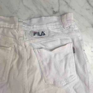  - Fila jeansshorts. 2 hand men aldrig använda av mig. Liten fläck (bild 3). Står ingen storlek men är lite stora på mig som vanligtvis har storlek XS/24 i jeans. Stretchigt tyg. Postar mot fraktavgift. 
