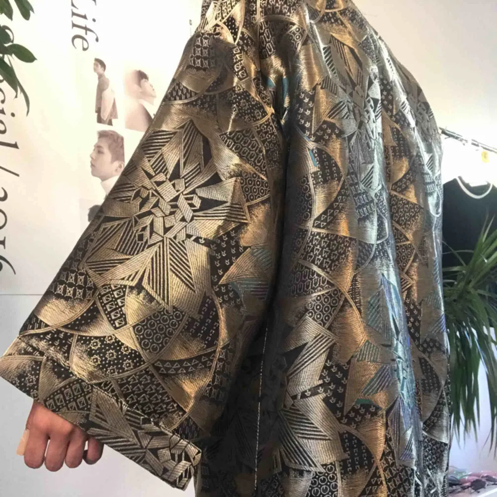 Limited edition kimono från bikbok x Mary-Kate & Ashley Olsen kollektionen. Går i guldiga, blåa och gröna trådar. Aldrig använd, i utmärkt skick!! . Tröjor & Koftor.