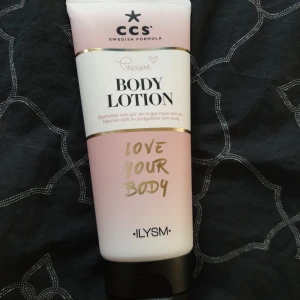  - Body Lotion från CCS by Therese Lindgren. Doft av jorgubb och vanilj. 100% vegansk! Öppnad förpackning. Nyskick. 99% produkt kvar. 