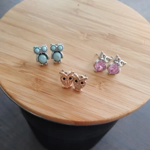  - 3 stycken örhängen med uggelform. 30kr per örhänge. Paketpris 80kr.