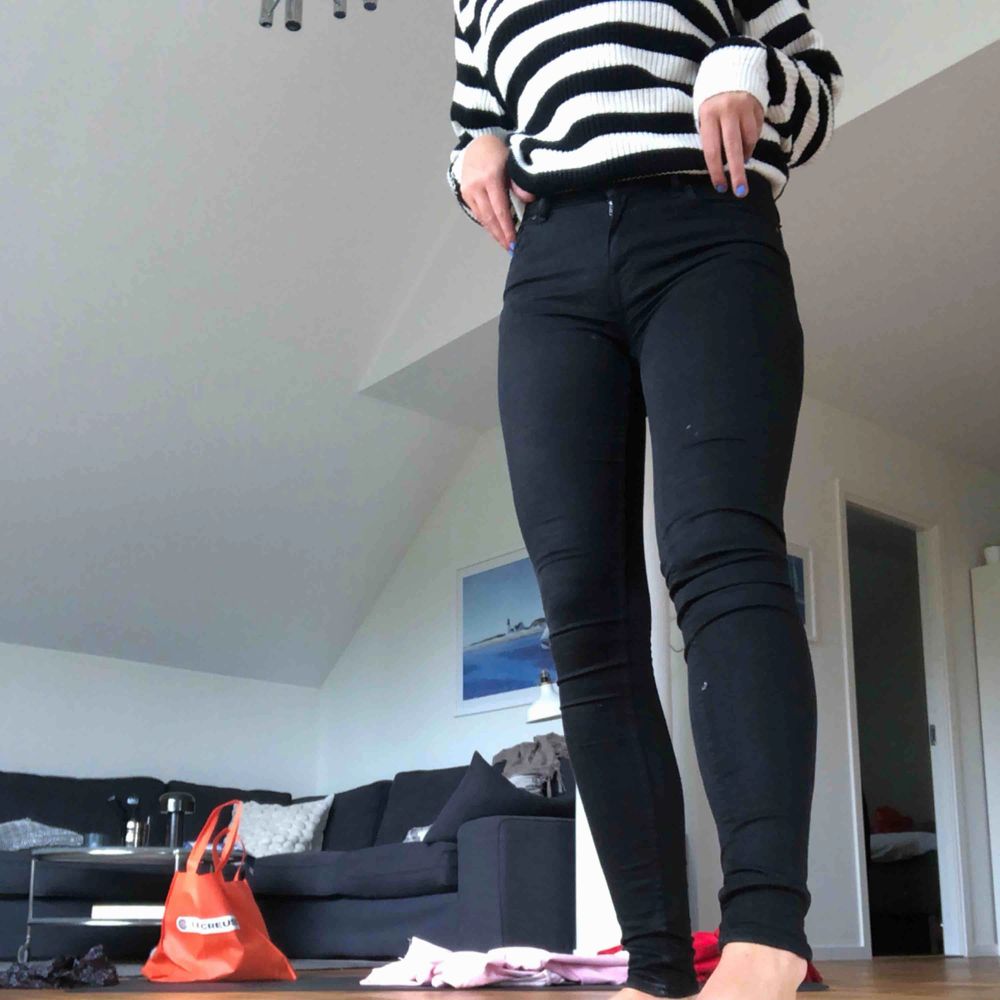 Ett par lågmidjade, svarta, tajta jeans från tigerofsweden. Köpta för 1200kr, och är knappt använda. De har lagom stretch i sig. Jag är 172 cm och de sitter perfekt! Modell:slight. Jeans & Byxor.