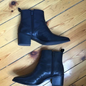  - Snygga stilrena boots från XIT, Din Sko inköpta i höstas i äkta skinn. Knappt använda och därför säljer jag dem vidare. Möts upp i Sthlm eller skickas mot fraktkostnad :) 