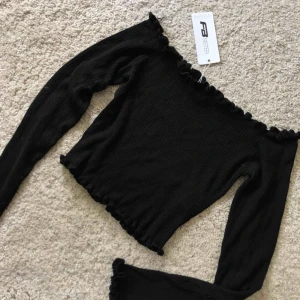  - Oanvänd croppad offshoulder tröja från newyorker 🤙🏽