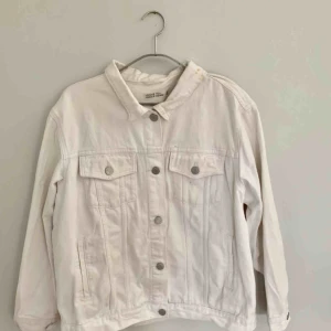  - 🌈 GÖR TOTALRENSNING AV JACKOR PGA FLYTT 🌈    Superskön och fin vit jeansjacka i använt skick. Passar till allt.   Kan mötas upp i Uppsala, Stockholm eller fraktas.