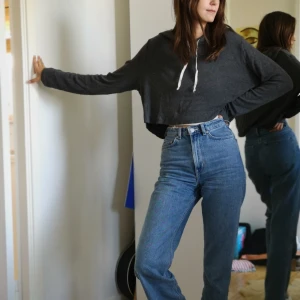  - Fin mörkgrå hoodie cropped! ✨💜